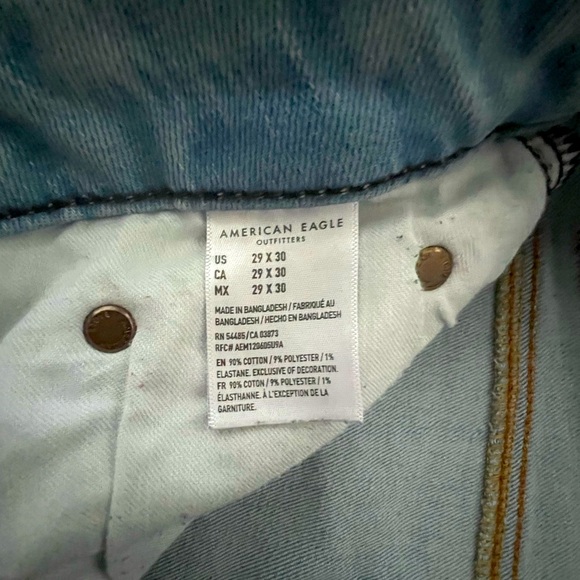 AMERICAN EAGLE DISTRESSED LIGHT WASH BLUE SHORTS. - Picture 3 of 3